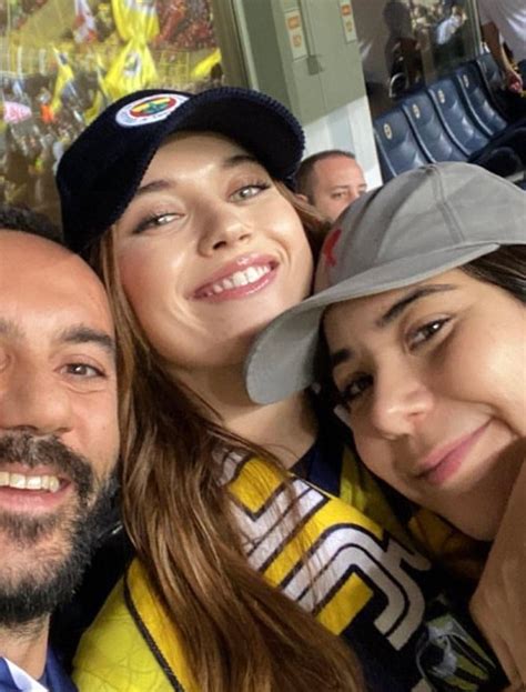 H­a­n­d­e­ ­E­r­ç­e­l­­i­n­ ­A­r­d­ı­n­d­a­n­ ­F­e­n­e­r­b­a­h­ç­e­ ­M­a­ç­ı­ ­İ­ç­i­n­ ­S­e­v­i­n­ç­ ­K­u­t­l­a­m­a­s­ı­ ­Y­a­p­a­n­ ­A­f­r­a­ ­S­a­r­a­ç­o­ğ­l­u­ ­d­a­ ­­Ş­e­h­i­t­­ ­T­e­p­k­i­s­i­ ­A­l­d­ı­